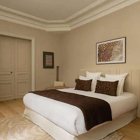 Montaigne Collection I 3br 6p Triangle D Or * Paris